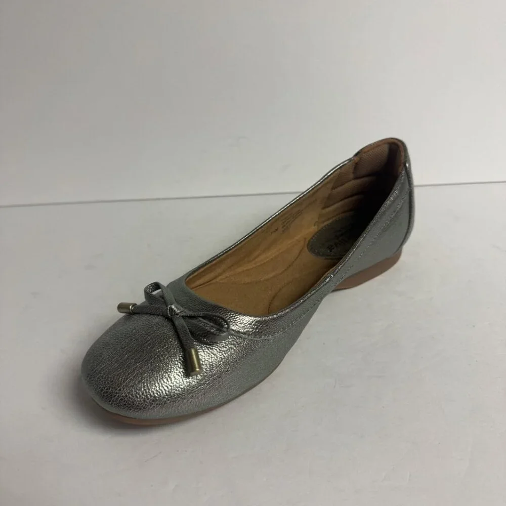 Comfortiva Womens Keegan Flat Grey/Gold Size 7.5 M